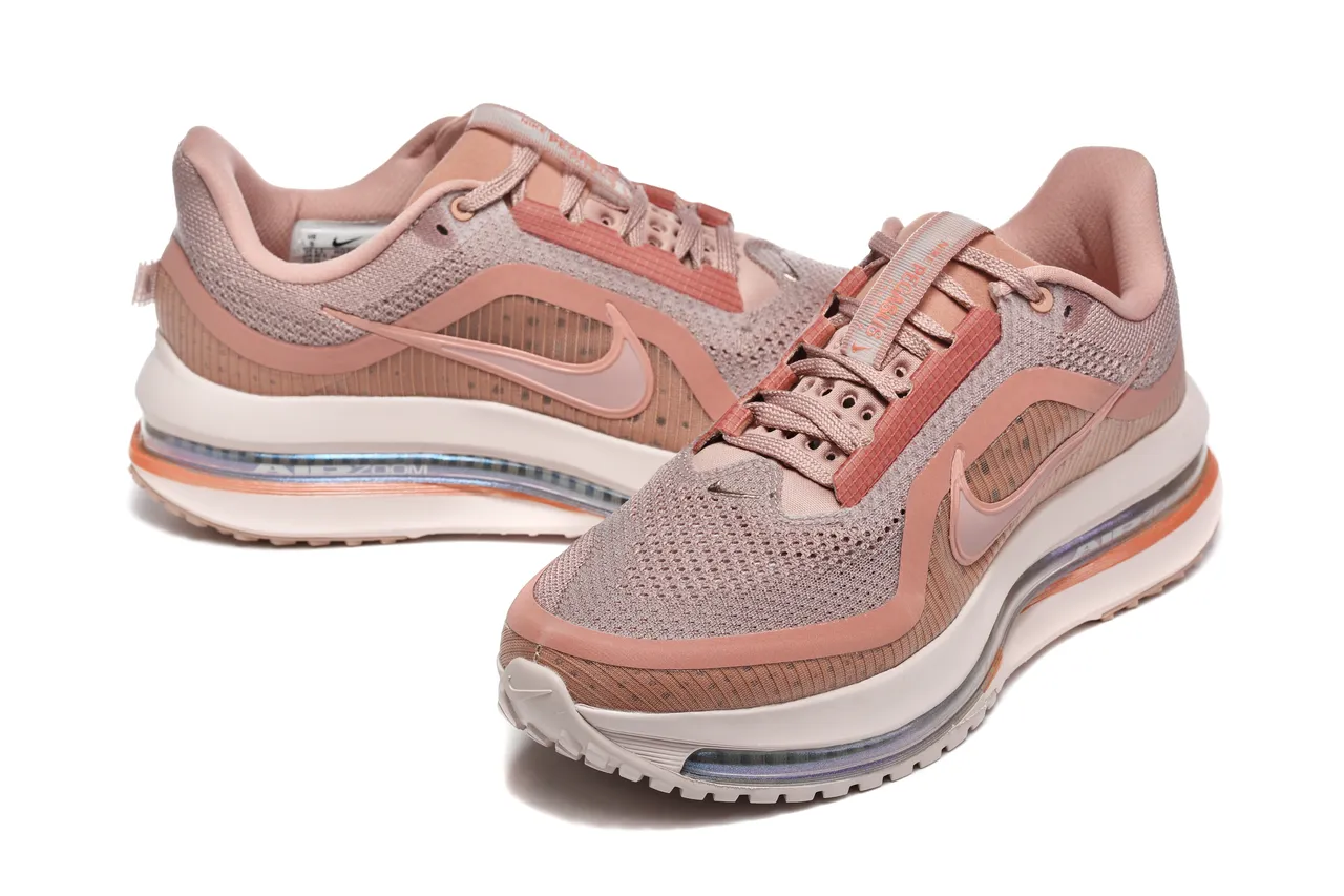 Nike Chaussures de running avec partie supérieure en knit ingénieré beige rose, unité Air Zoom visible 4