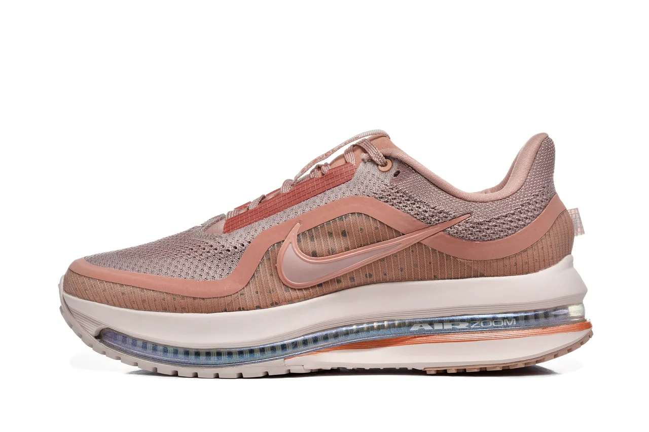 Nike Chaussures de running avec partie supérieure en knit ingénieré beige rose, unité Air Zoom visible 7