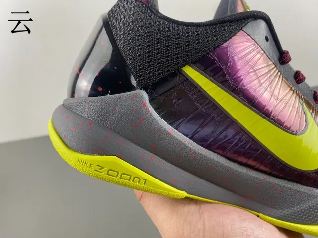 Nike Chaussures de Basketball Violet Jaune Hautes avec Partie Supérieure Iridescente 2