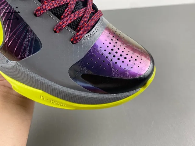 Nike Chaussures de Basketball Violet Jaune Hautes avec Partie Supérieure Iridescente 3