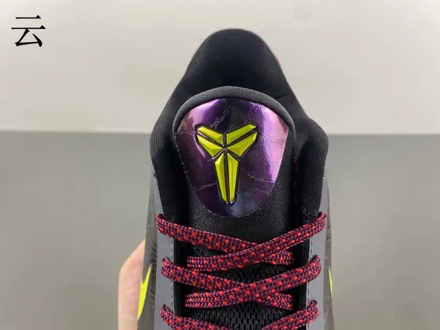 Nike Chaussures de Basketball Violet Jaune Hautes avec Partie Supérieure Iridescente 4