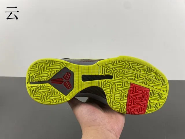 Nike Chaussures de Basketball Violet Jaune Hautes avec Partie Supérieure Iridescente 5