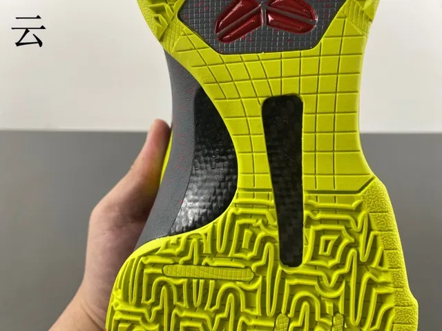 Nike Chaussures de Basketball Violet Jaune Hautes avec Partie Supérieure Iridescente 6
