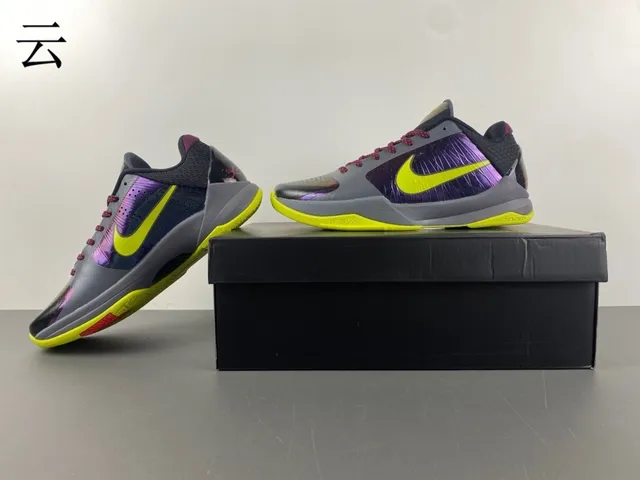 Nike Chaussures de Basketball Violet Jaune Hautes avec Partie Supérieure Iridescente 12