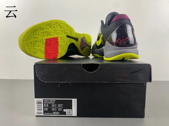 Nike Chaussures de Basketball Violet Jaune Hautes avec Partie Supérieure Iridescente 13