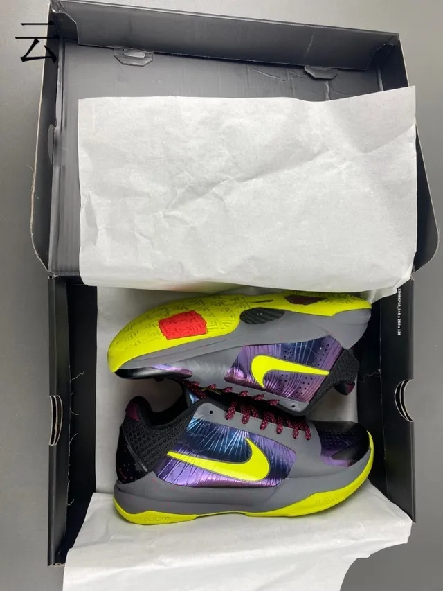Nike Chaussures de Basketball Violet Jaune Hautes avec Partie Supérieure Iridescente 15