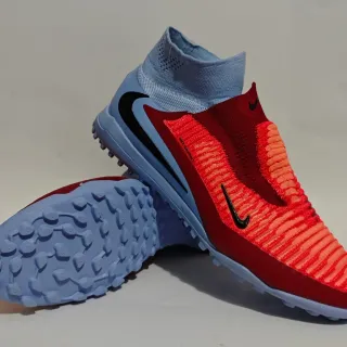 Nike Rojo y Azul Zapatillas de Fútbol Turf con Upper de Knit, Cuello Asimétrico, Ajuste Sock-Fit