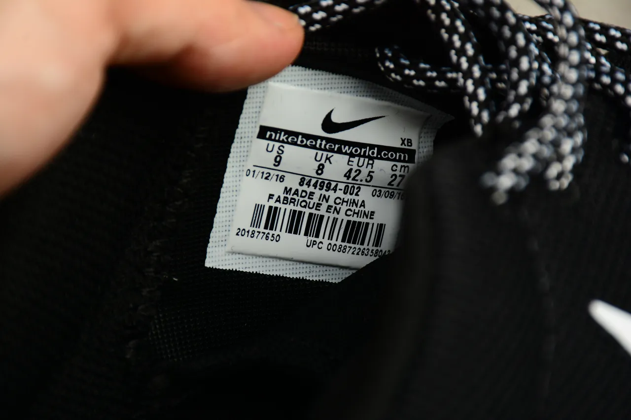 Nike Roshe One Black and White Lifestyle Sneakers 6