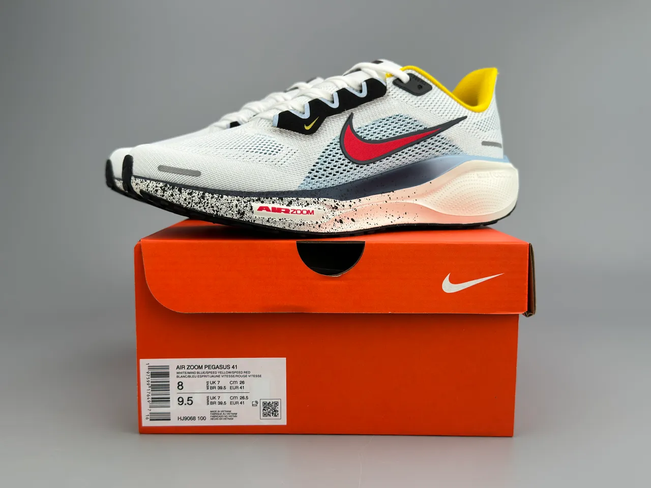 Nike Running Shoe White Navy Red Yellow Speckled Outsole Running Shoes 2
