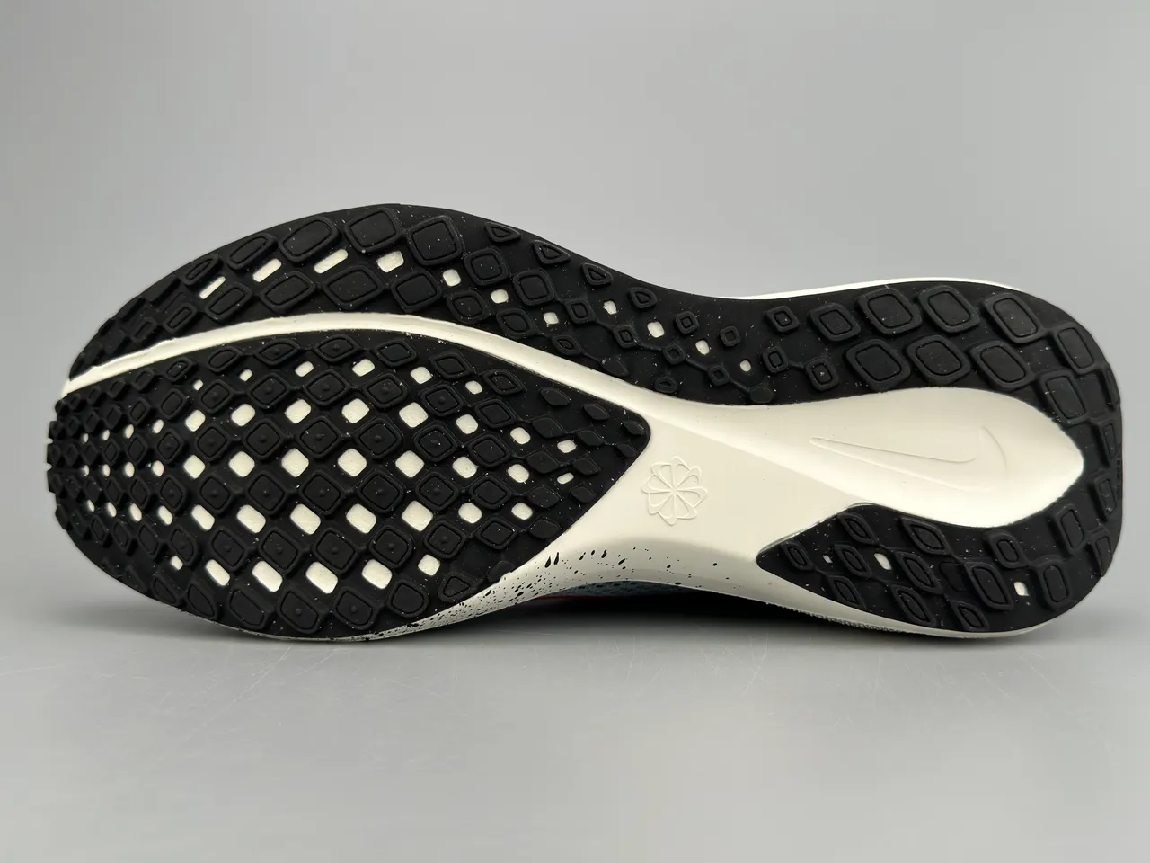 Nike Running Shoe White Navy Red Yellow Speckled Outsole Running Shoes 8
