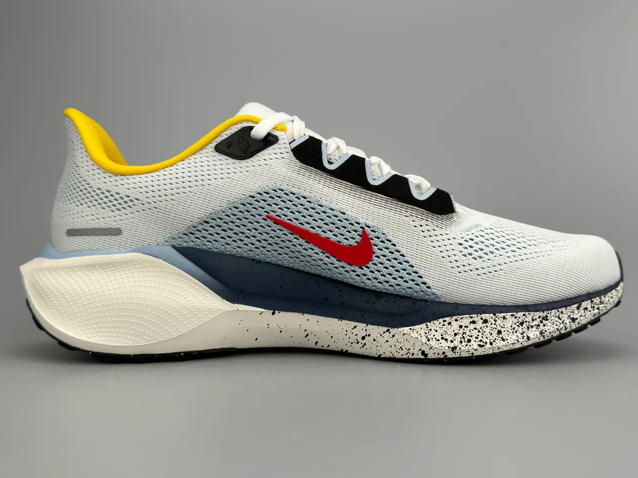 Nike Running Shoe White Navy Red Yellow Speckled Outsole Running Shoes 10