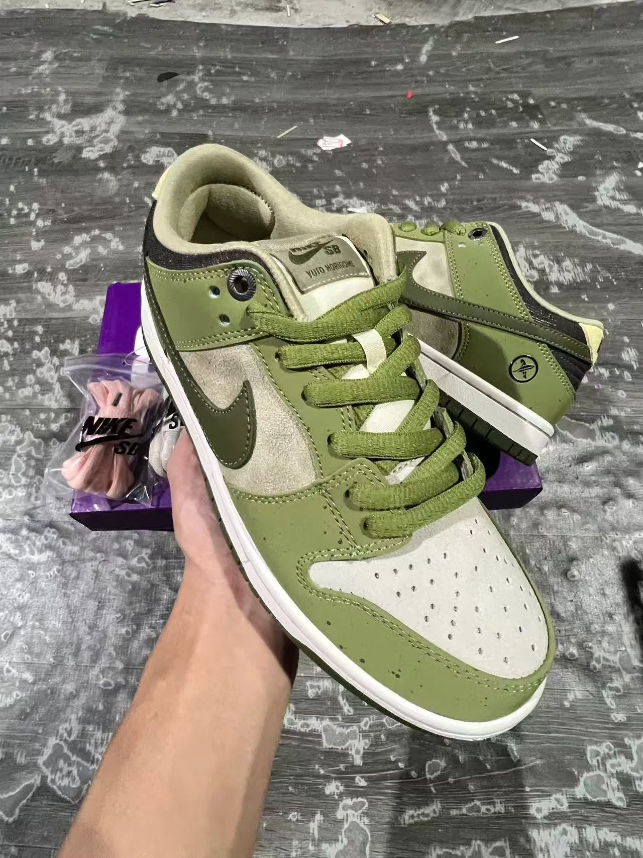 Nike SB Dunk Low Verde Oliva Creme Suede Tênis de Skateboard 2