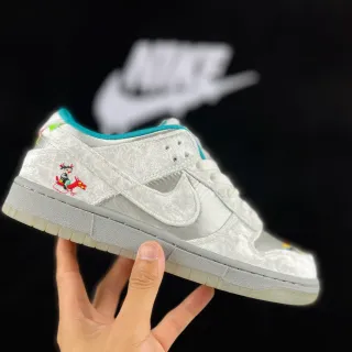 Nike SB Dunk Low 银色缎面刺绣人物滑板鞋