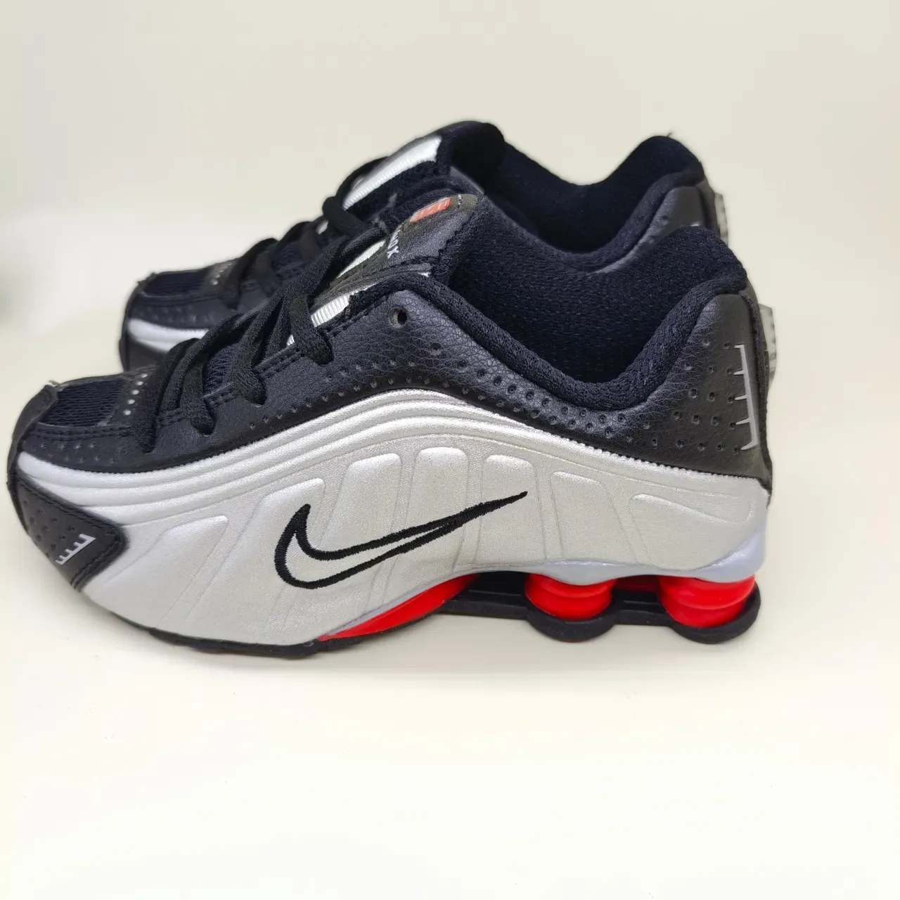 Nike Shox White Gray Perforated Mesh Upper Sculpted Layered Midsole Lifestyle Sneakers 9
