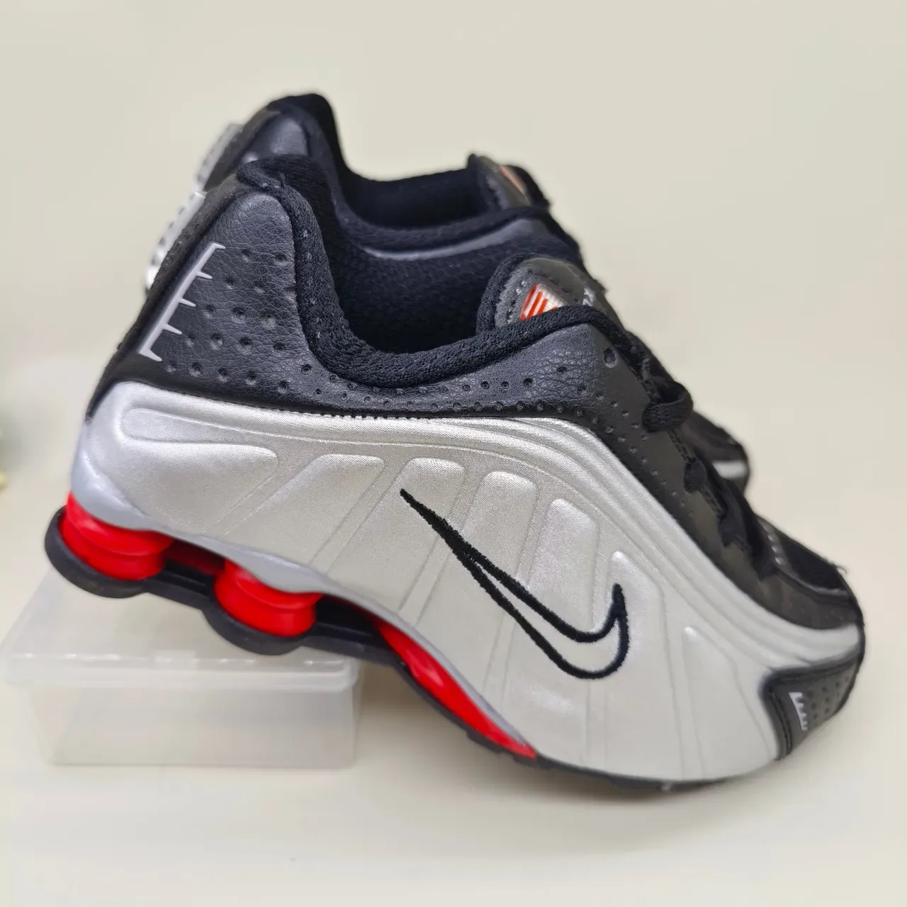 Nike Shox White Gray Perforated Mesh Upper Sculpted Layered Midsole Lifestyle Sneakers 10