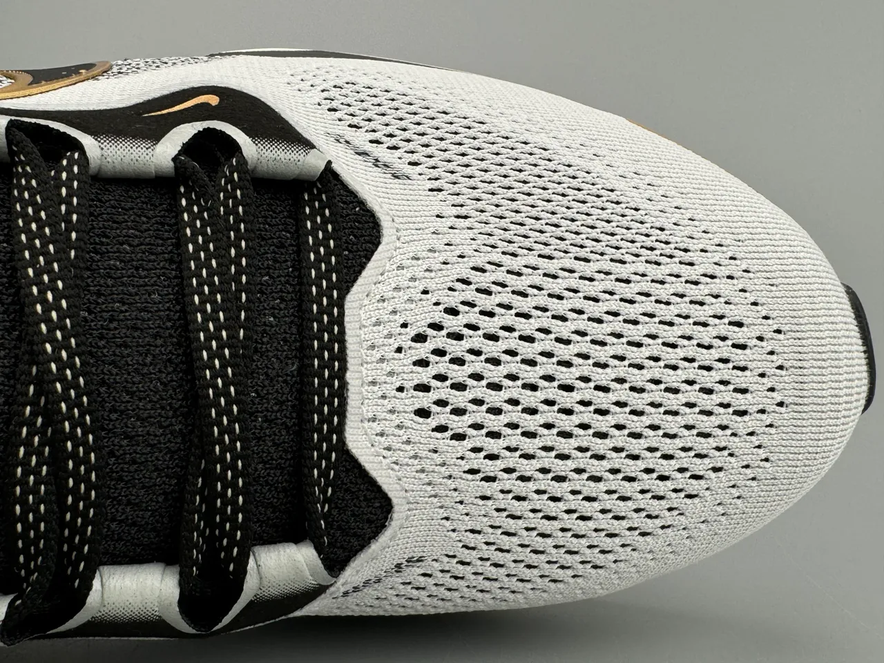 Nike Chaussures Running Blanc et Noir Upper Tricot Ingenieur Swoosh Métallique Or 2