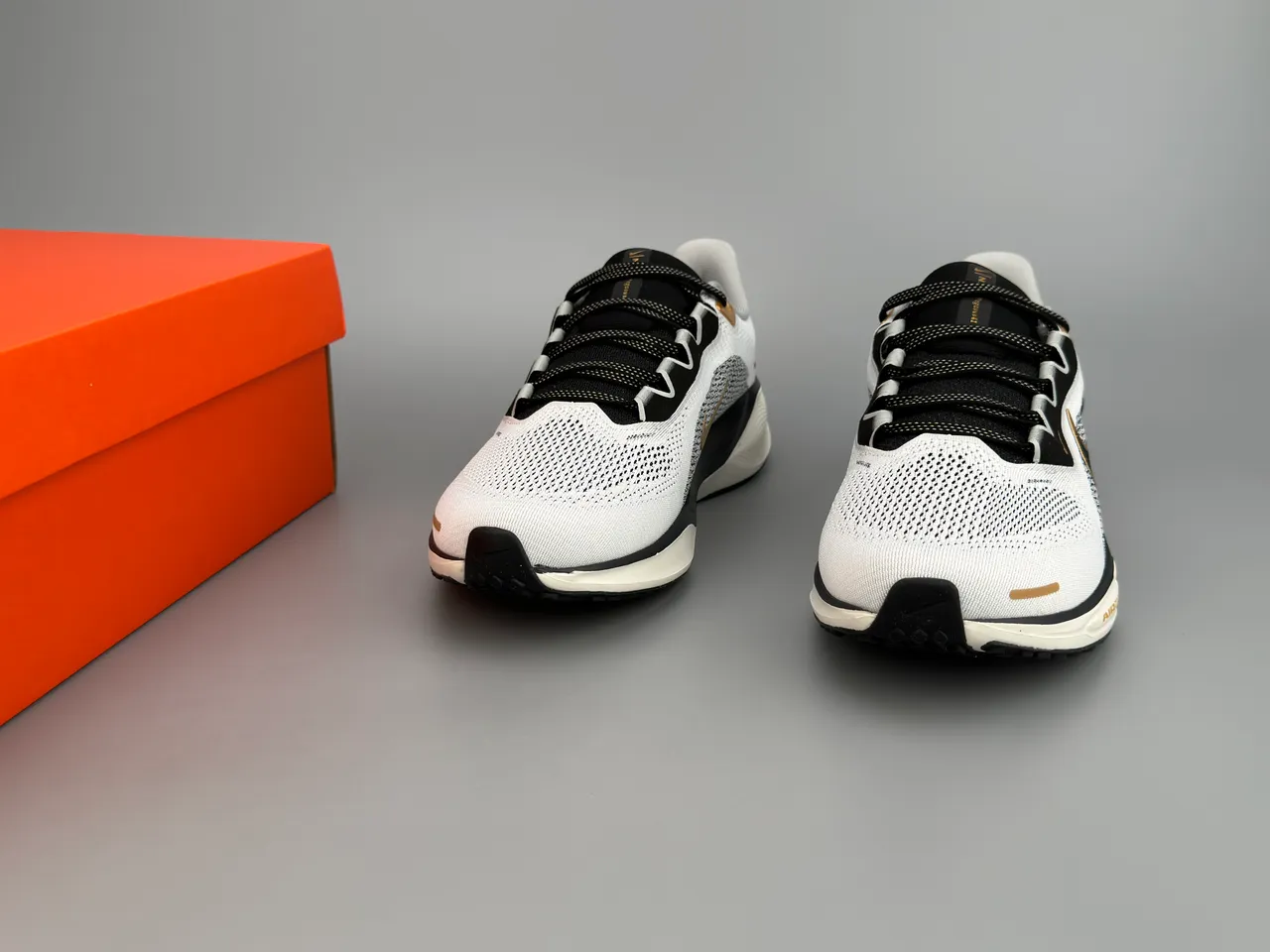 Nike Chaussures Running Blanc et Noir Upper Tricot Ingenieur Swoosh Métallique Or 3