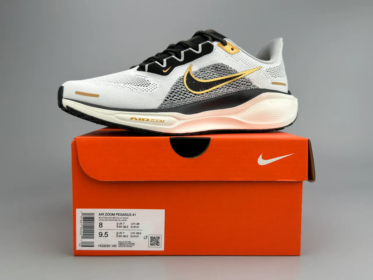 Nike Chaussures Running Blanc et Noir Upper Tricot Ingenieur Swoosh Métallique Or 4