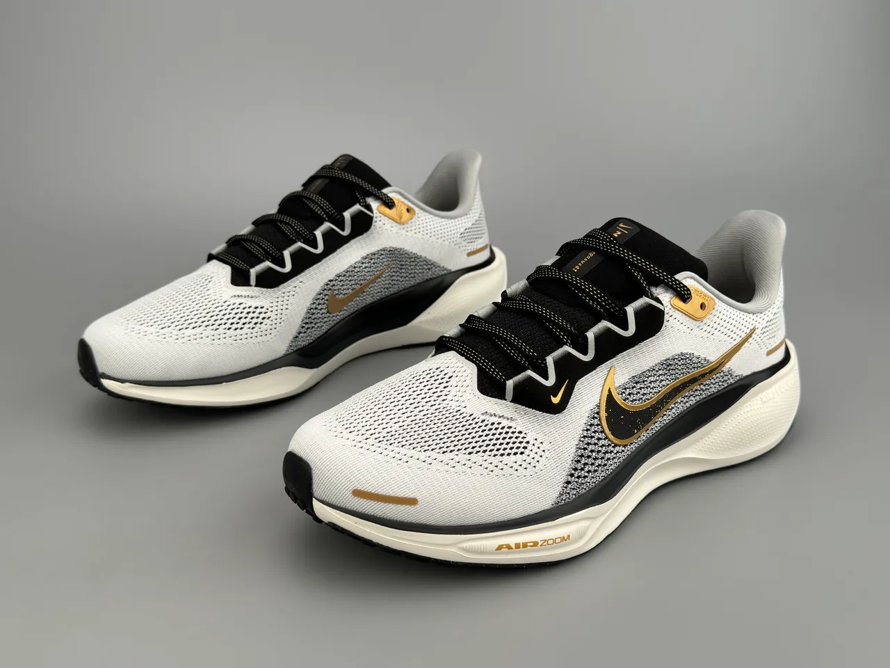 Nike Chaussures Running Blanc et Noir Upper Tricot Ingenieur Swoosh Métallique Or 5