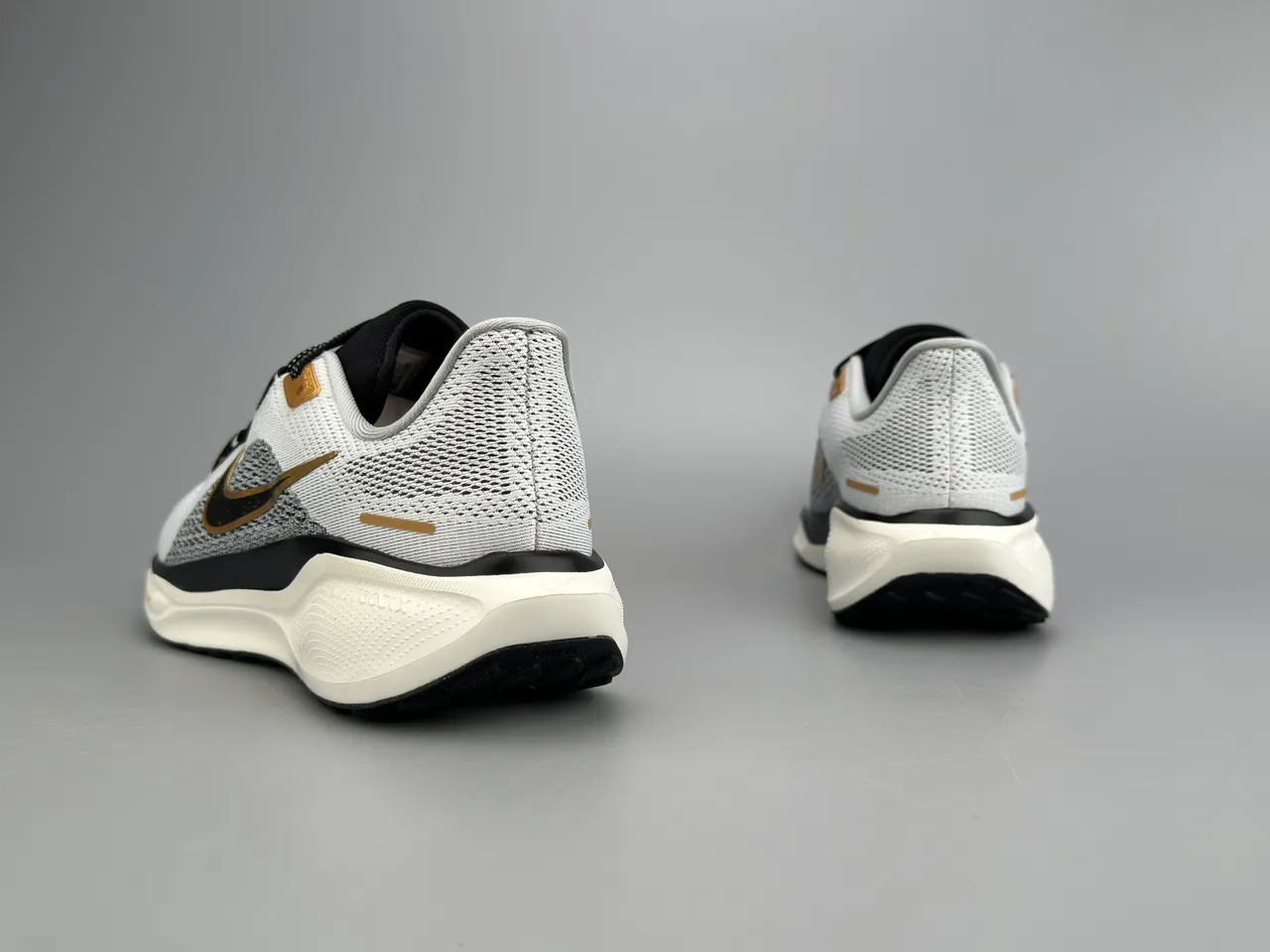 Nike Chaussures Running Blanc et Noir Upper Tricot Ingenieur Swoosh Métallique Or 6
