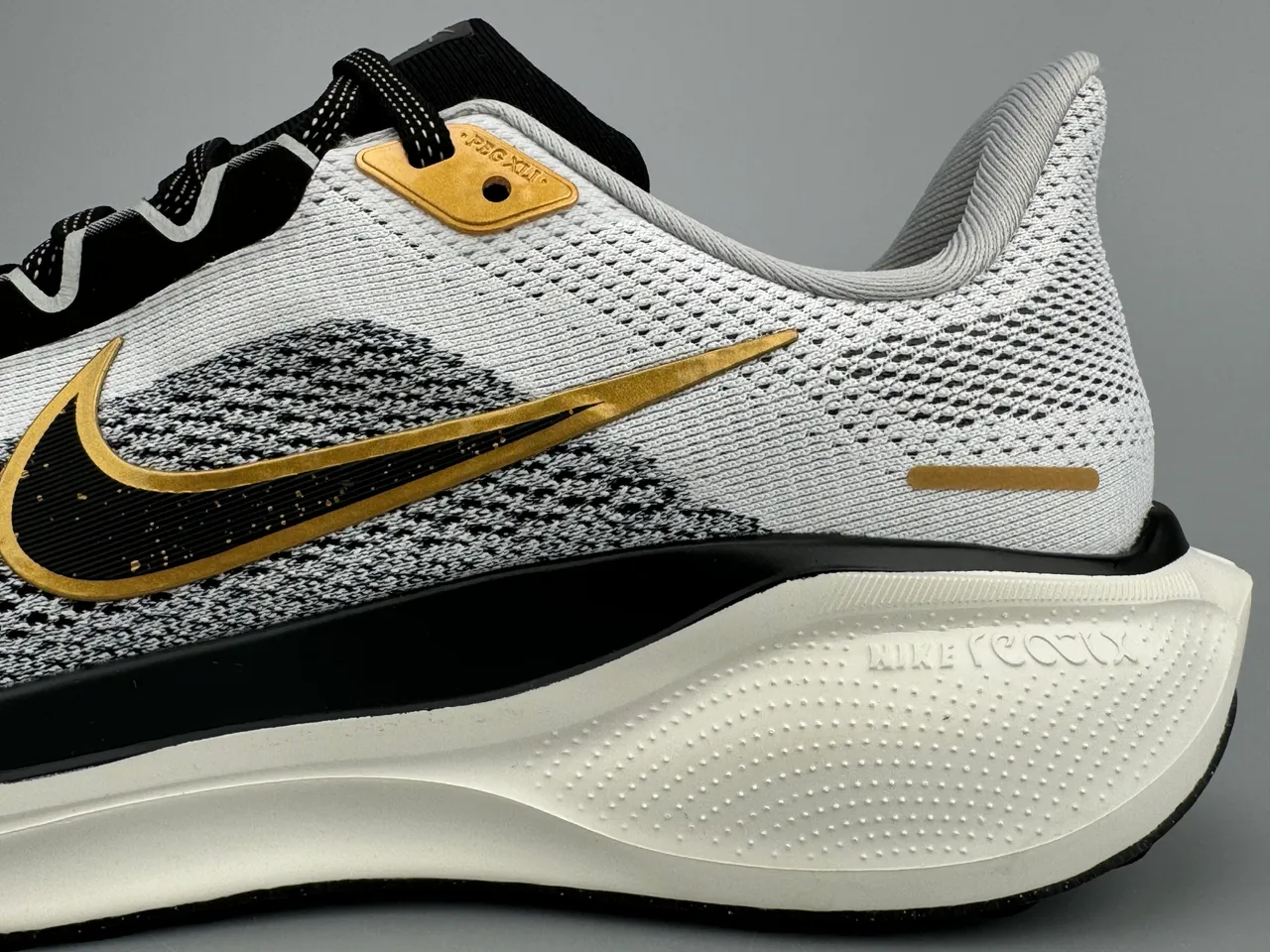 Nike Chaussures Running Blanc et Noir Upper Tricot Ingenieur Swoosh Métallique Or 7