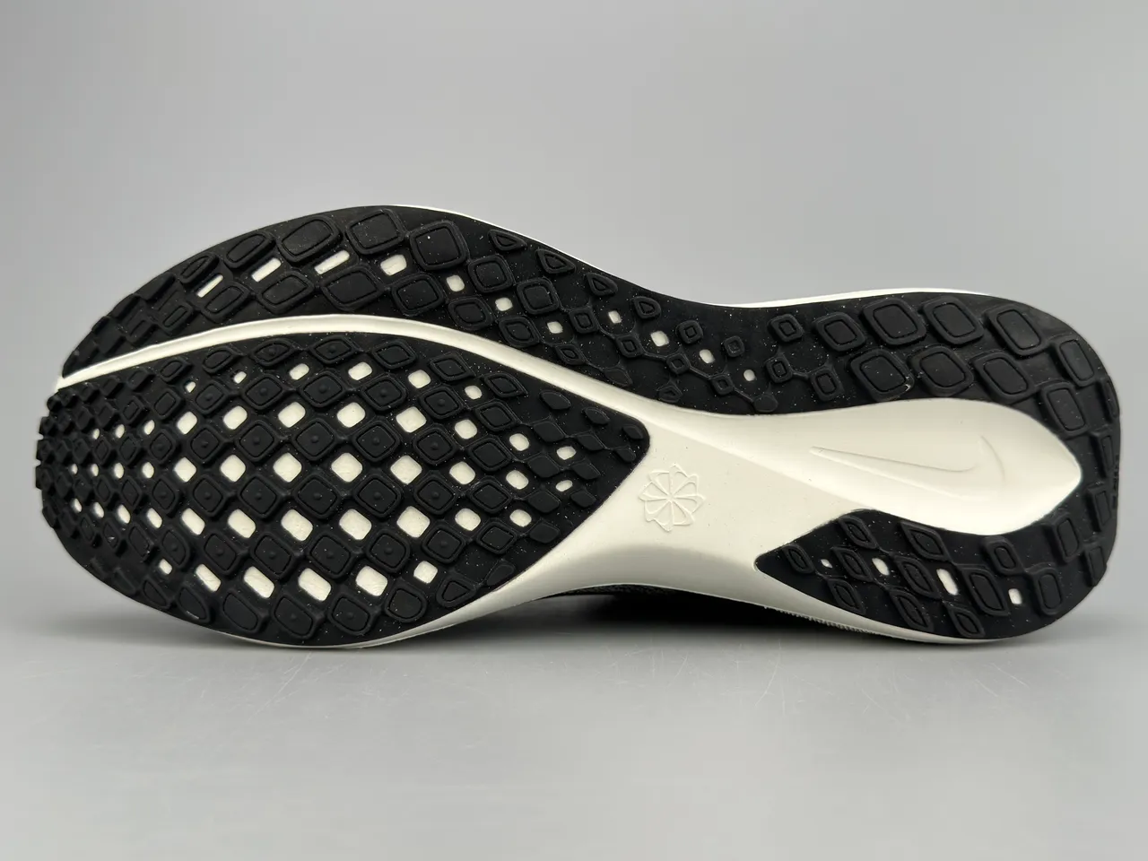 Nike Chaussures Running Blanc et Noir Upper Tricot Ingenieur Swoosh Métallique Or 8