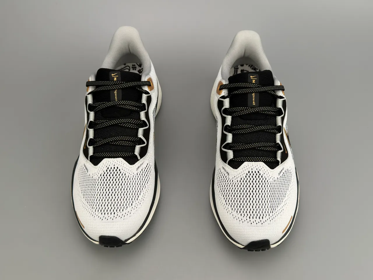 Nike Chaussures Running Blanc et Noir Upper Tricot Ingenieur Swoosh Métallique Or 9
