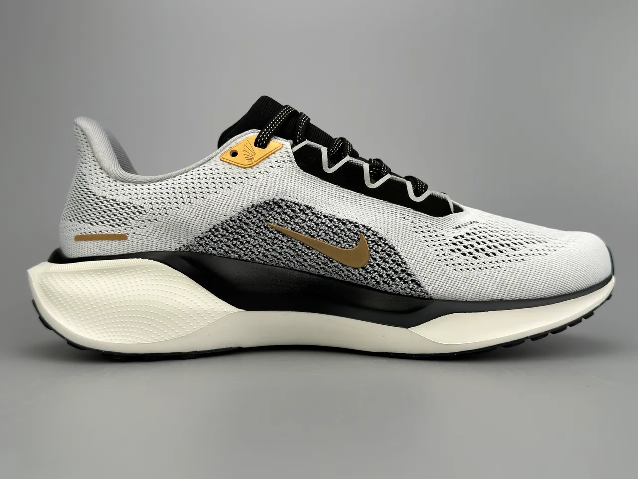Nike Chaussures Running Blanc et Noir Upper Tricot Ingenieur Swoosh Métallique Or 10