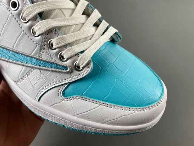 Nike Sneakers Lifestyle Blancs Bleus avec Partie Supérieure Synthétique Embossé Crocodile Contraste Cyan Swoosh 2
