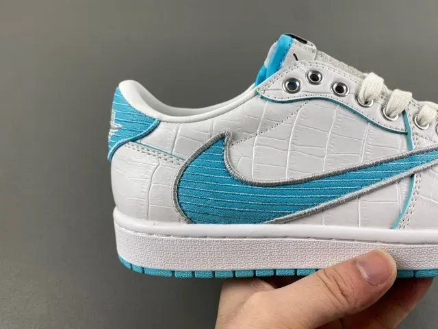 Nike Sneakers Lifestyle Blancs Bleus avec Partie Supérieure Synthétique Embossé Crocodile Contraste Cyan Swoosh 3