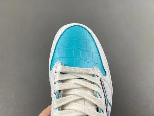 Nike Sneakers Lifestyle Blancs Bleus avec Partie Supérieure Synthétique Embossé Crocodile Contraste Cyan Swoosh 4