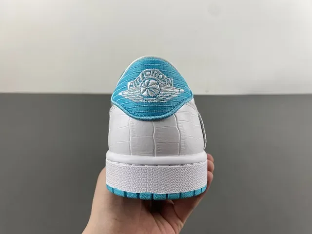 Nike Sneakers Lifestyle Blancs Bleus avec Partie Supérieure Synthétique Embossé Crocodile Contraste Cyan Swoosh 5