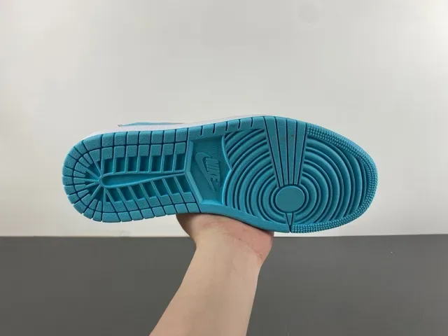 Nike Sneakers Lifestyle Blancs Bleus avec Partie Supérieure Synthétique Embossé Crocodile Contraste Cyan Swoosh 9