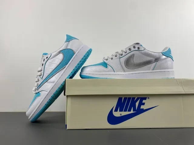 Nike Sneakers Lifestyle Blancs Bleus avec Partie Supérieure Synthétique Embossé Crocodile Contraste Cyan Swoosh 14
