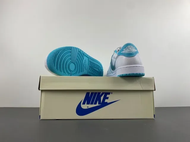 Nike Sneakers Lifestyle Blancs Bleus avec Partie Supérieure Synthétique Embossé Crocodile Contraste Cyan Swoosh 15