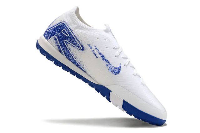 Nike chaussures de football avec upper en knit blanc et bleu, overlay de spray-graphic pour gazon 2