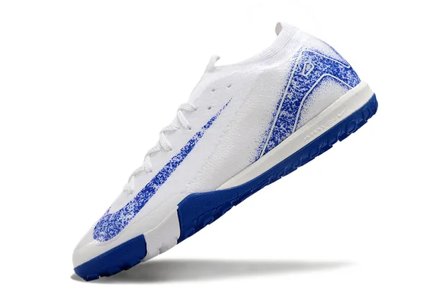 Nike chaussures de football avec upper en knit blanc et bleu, overlay de spray-graphic pour gazon 3