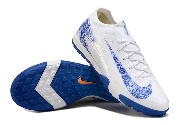 Nike chaussures de football avec upper en knit blanc et bleu, overlay de spray-graphic pour gazon 4