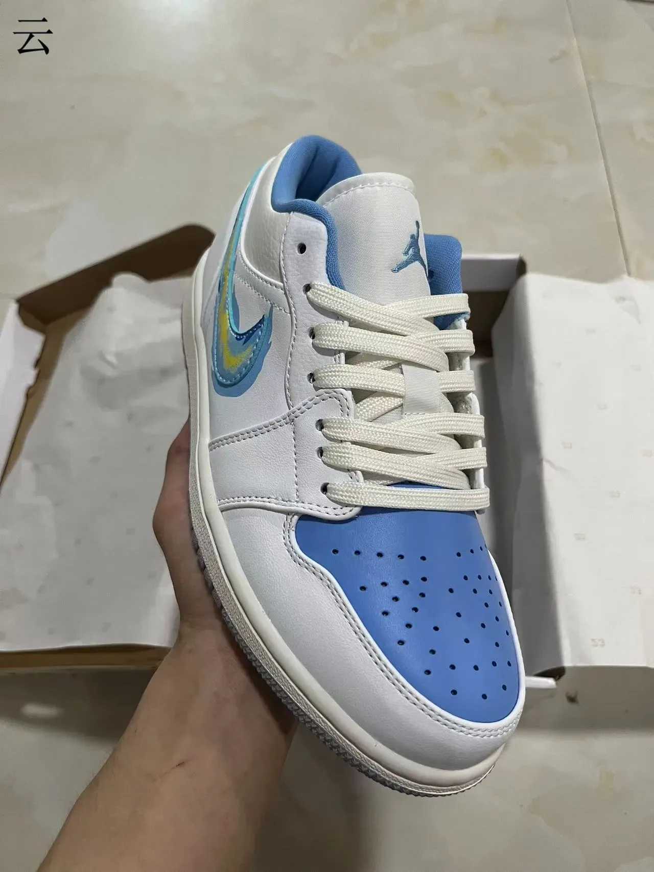 Nike White Blue Low-Top Leather Upper Lifestyle Sneakers 2