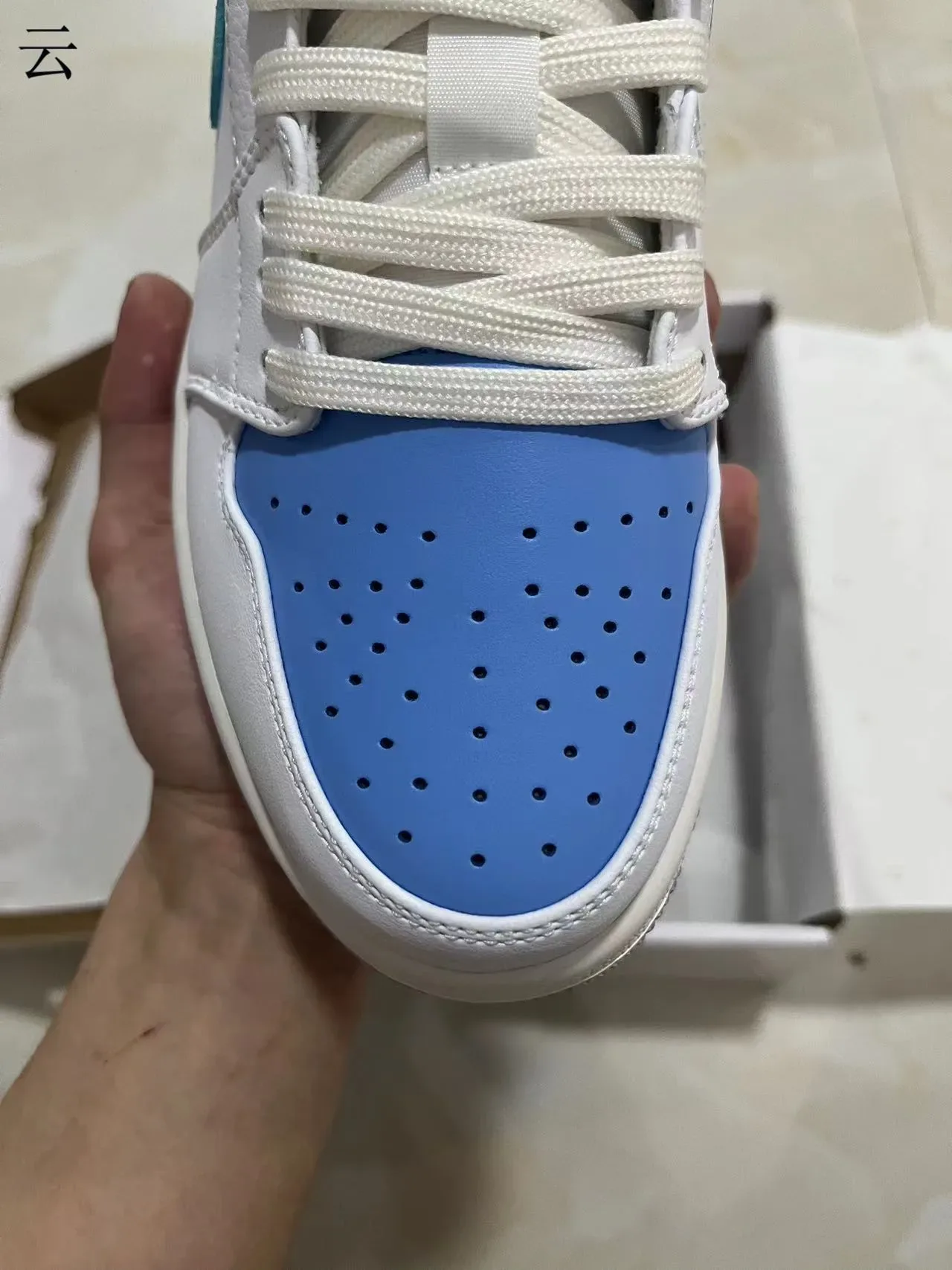 Nike White Blue Low-Top Leather Upper Lifestyle Sneakers 3