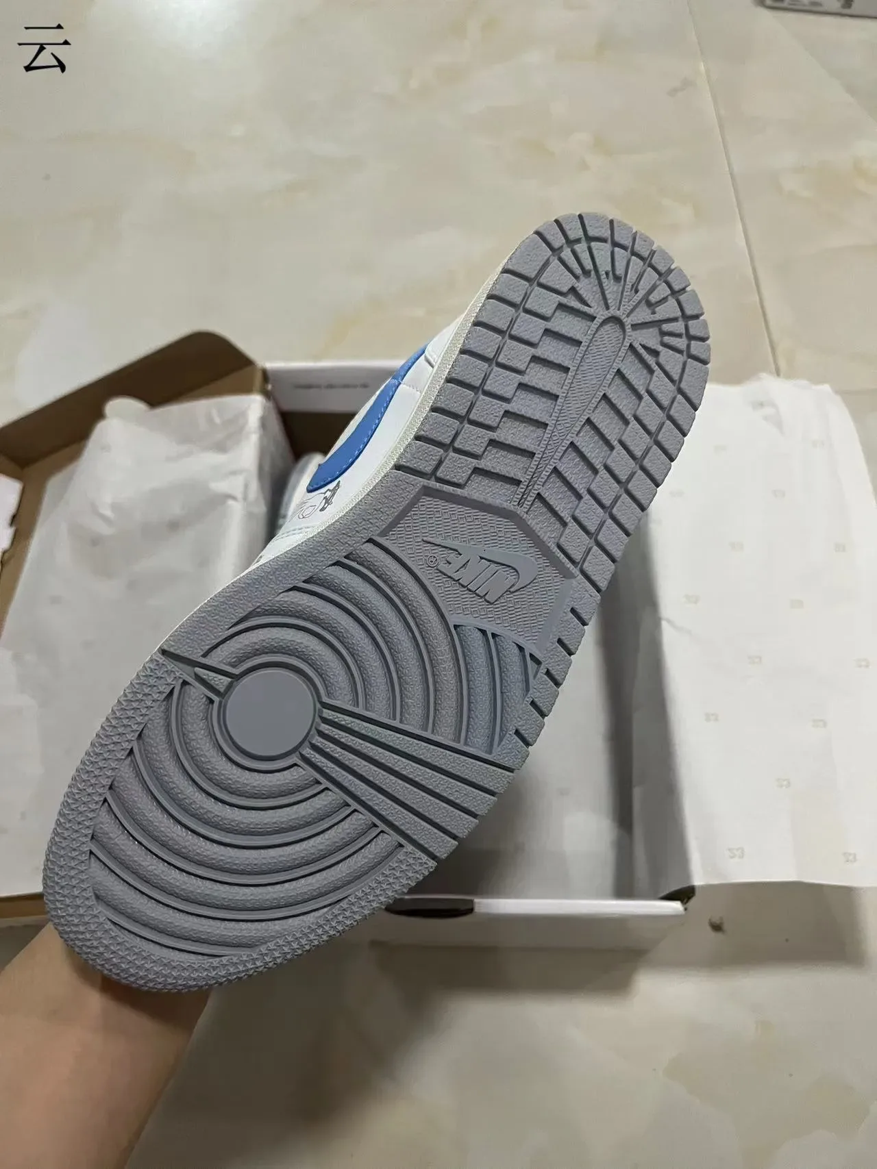 Nike White Blue Low-Top Leather Upper Lifestyle Sneakers 5