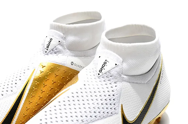 Nike Chaussures de football blanc doré coupe basse ajustement chaussette empeigne Flyknit surface artificielle 11
