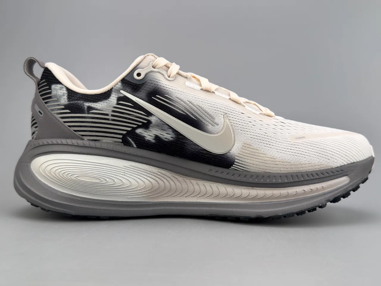 Nike White Gray Engineered Mesh Upper Black Camo-Pattern Overlay Running Shoes 10