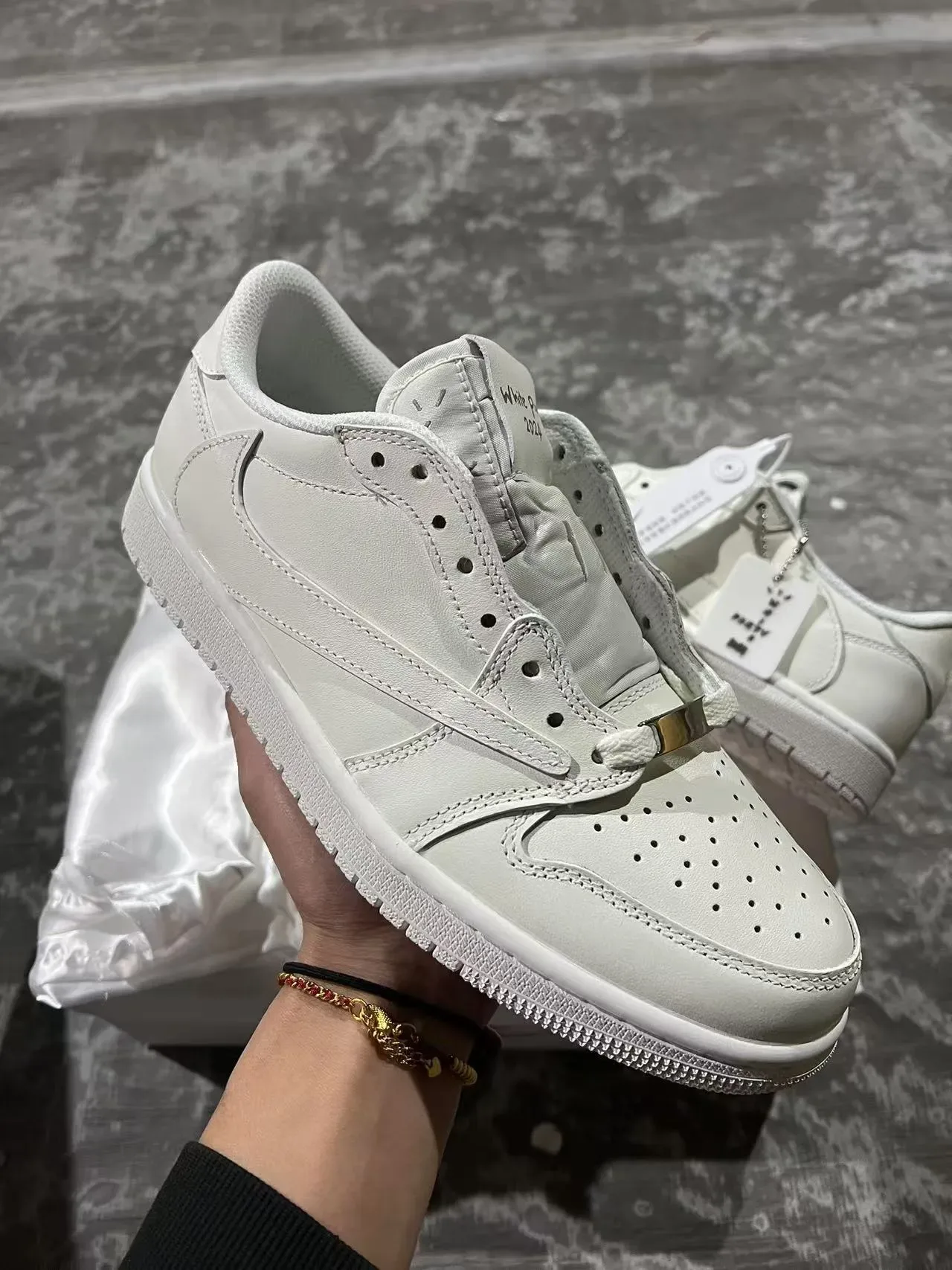 Nike White Gray Low-Top Full Leather Lifestyle Sneakers 2
