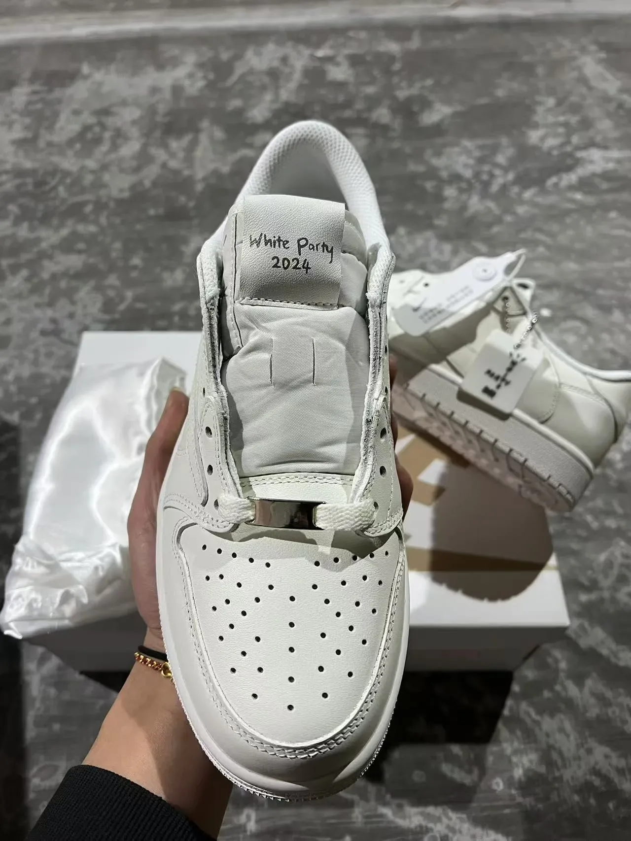 Nike White Gray Low-Top Full Leather Lifestyle Sneakers 3