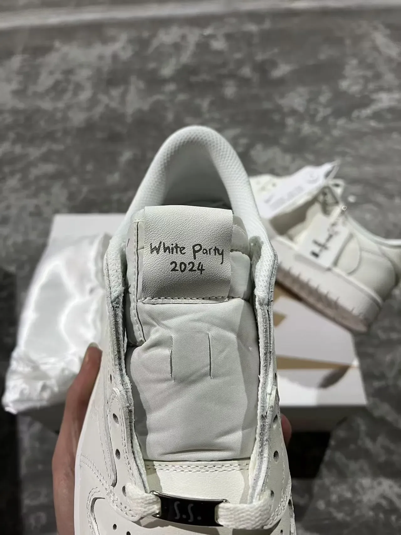 Nike White Gray Low-Top Full Leather Lifestyle Sneakers 4