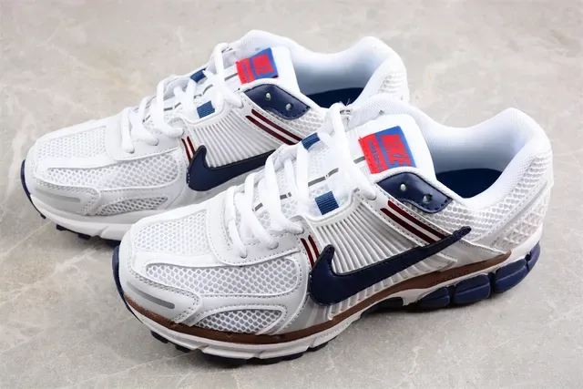 Nike Tênis de Corrida Brancos Navy com Upper de Malha e Sobreposições de Jaula Sintética 9