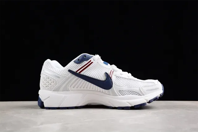 Nike Tênis de Corrida Brancos Navy com Upper de Malha e Sobreposições de Jaula Sintética 11
