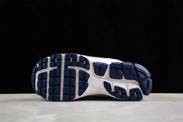 Nike Tênis de Corrida Brancos Navy com Upper de Malha e Sobreposições de Jaula Sintética 13