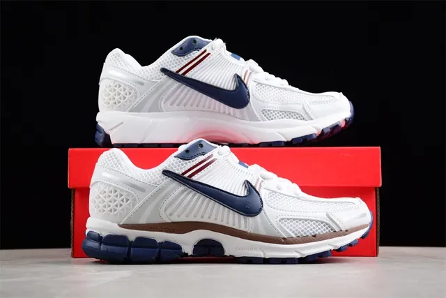 Nike Tênis de Corrida Brancos Navy com Upper de Malha e Sobreposições de Jaula Sintética 15